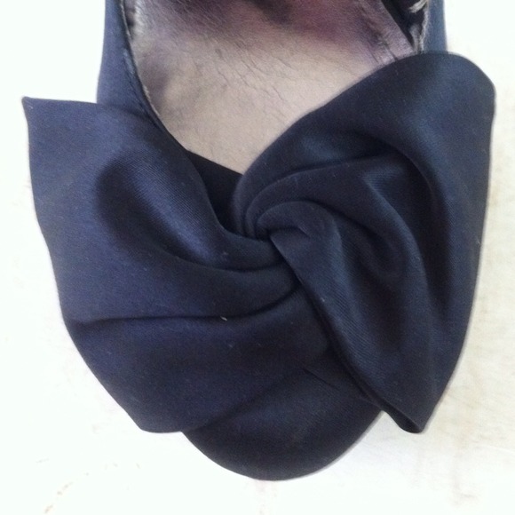 Bakers really cute satin shoe with a bow! - Picture 3 of 4