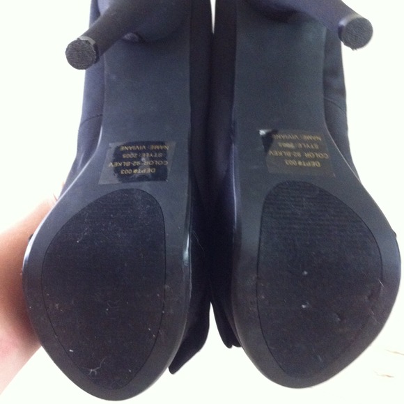 Bakers really cute satin shoe with a bow! - Picture 4 of 4