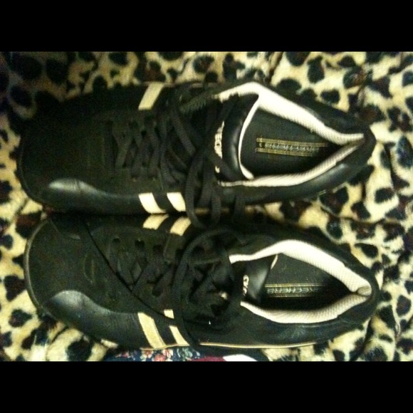 Sketchers tennis shoes