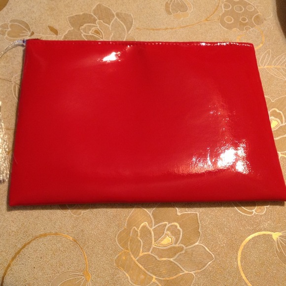 New red pouch with silver hamsa - Picture 2 of 2