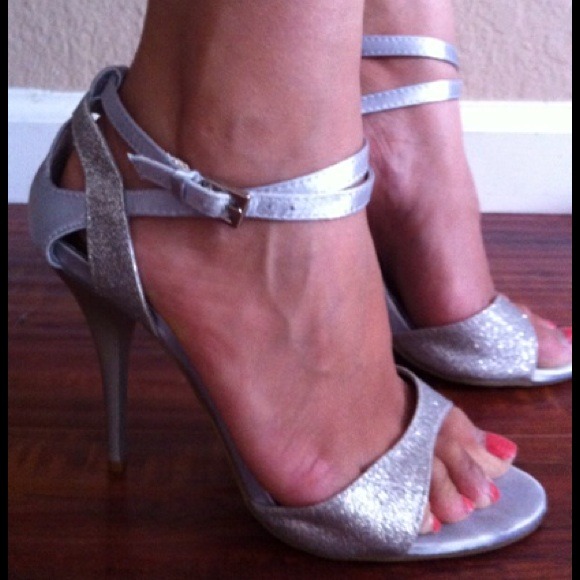 ❗SOLD❗Silver heels by Cathy Jean in size 7! - Picture 1 of 3