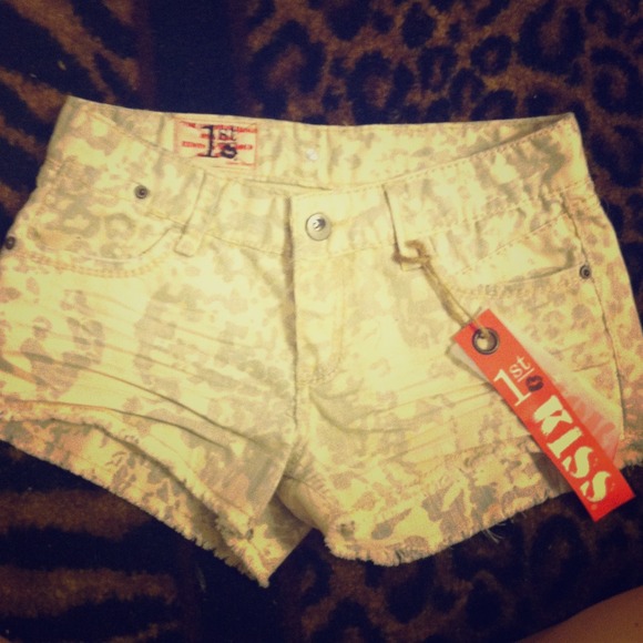 🚫SOLD🚫White Shorts