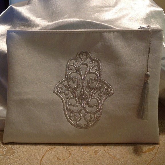 Brand new hand made white pouch with Hamsa silver - Picture 2 of 5