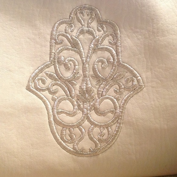 Brand new hand made white pouch with Hamsa silver - Picture 4 of 5