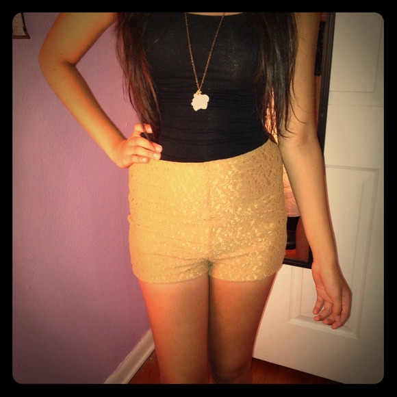 😍Forever 21 Lace High waisted shorts😍