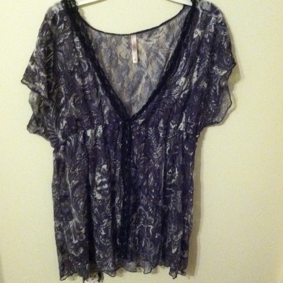 Black lacy top with grey and white design - Picture 1 of 1