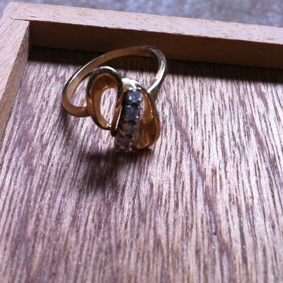 🚫SOLD🚫14k Gold ring with faux diamonds
