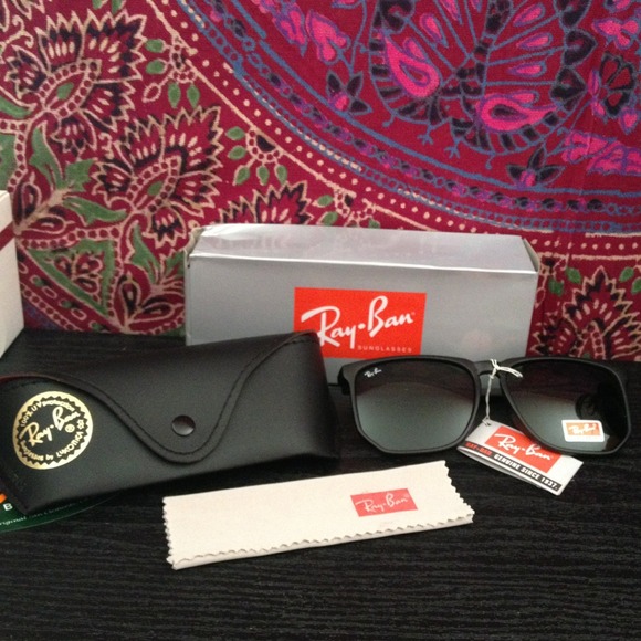 Black square Ray•Bans ☀