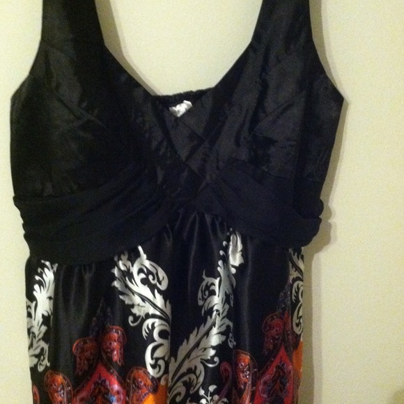 Cute halter dress - Picture 2 of 3