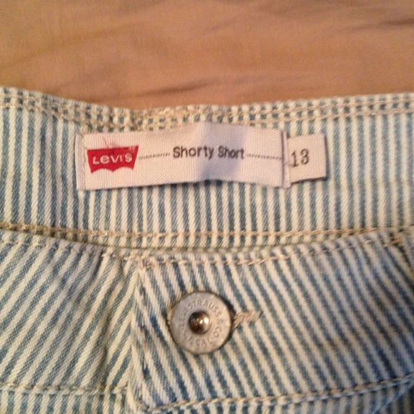 Levis Shorts - Picture 2 of 3