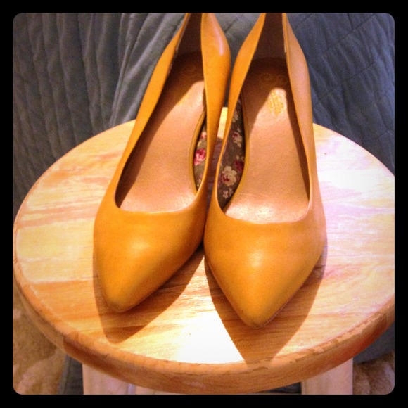 Seychelles leather kitten heels