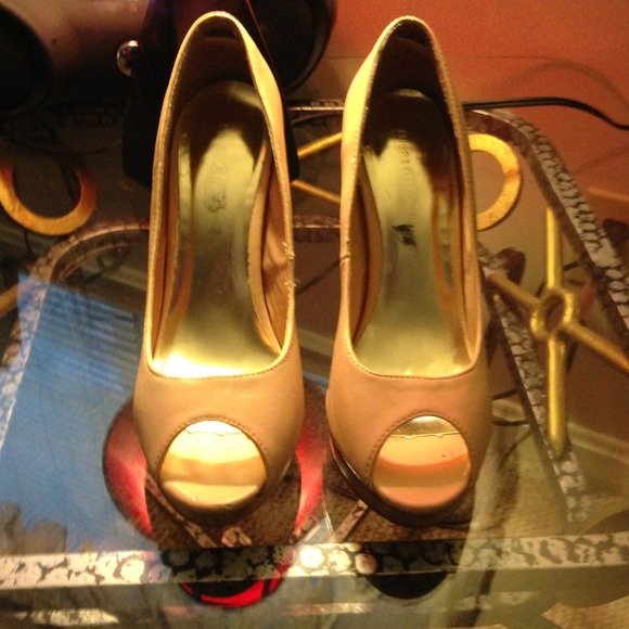 Nude pumps