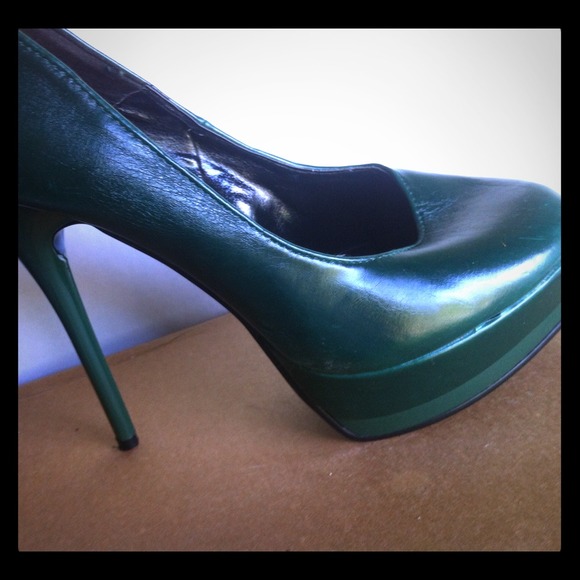 Sold**** High heeled pumps - green