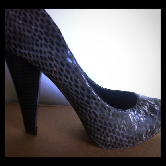 Sold***** Grey snakeskin pumps