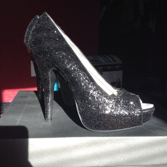 Vera Wang Glitter Peep toe Pumps - Picture 4 of 4