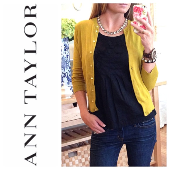 💢SOLD💢 Ann Taylor Cut-Out Flower Tank
