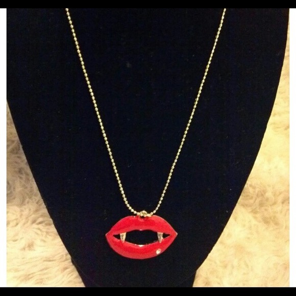 Red vampire lips with crystal lip ring necklace - Picture 1 of 1