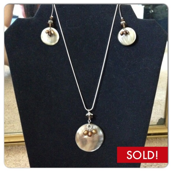 Jewelry - ❗️REDUCED❗️Set of Shell Earrings and Necklace