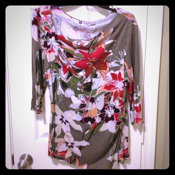 ***SOLD***3/4 Length Jennifer Lopez Top