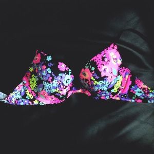 NWOT Floral T-shirt Push Up Bra