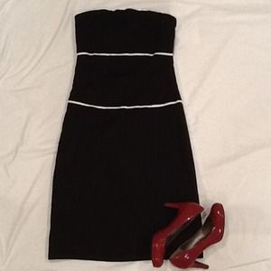 Chic Black and white strapless dress