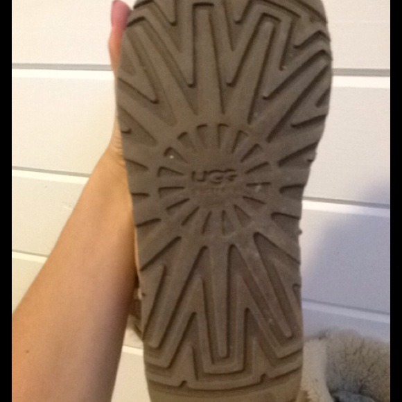 Size 8 Tan Bailey Button Uggs - Picture 3 of 4