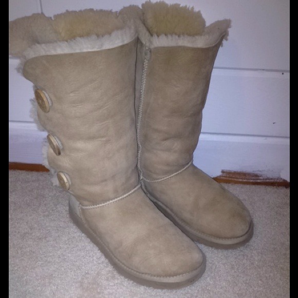 Size 8 Tan Bailey Button Uggs - Picture 4 of 4