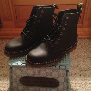 Dr. Martins Launa . U.S women's 9