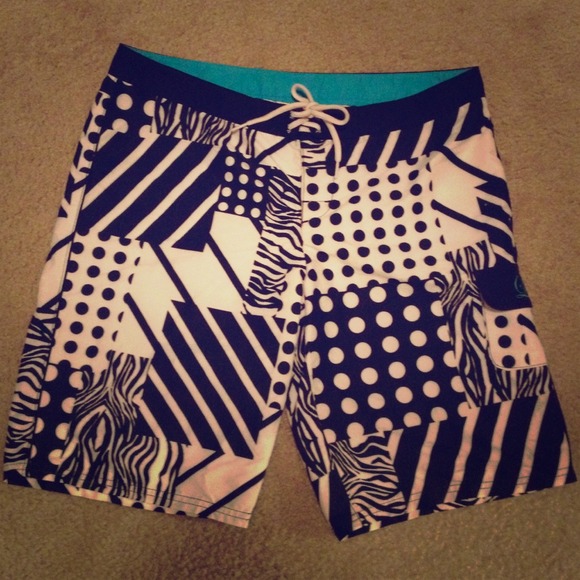 NWT WOMAN'S BOARD SHORTS