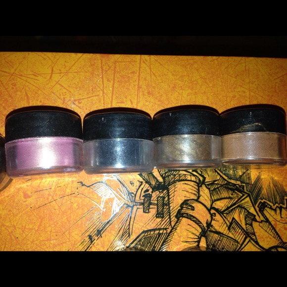 Natural mineral loose eyeshadow...... New....