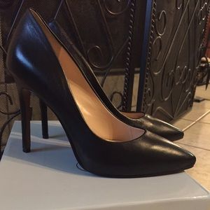 Jessica Simpson black leather pumps