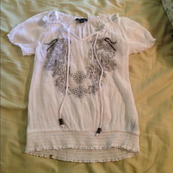 🚀Reduced⬇ Embroidered white peasant shirt. - Picture 1 of 2
