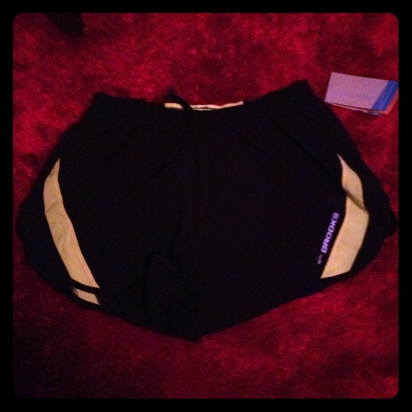 Black/bright yellow running shorts