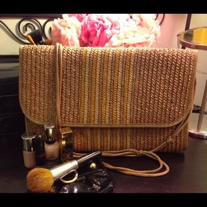 Natural straw shell clutch