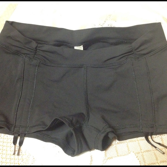 NWOT Some Like it HOT lululemon yoga shorts 4 6