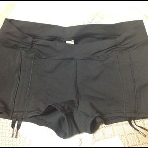 NWOT Some Like it HOT lululemon yoga shorts 4 6