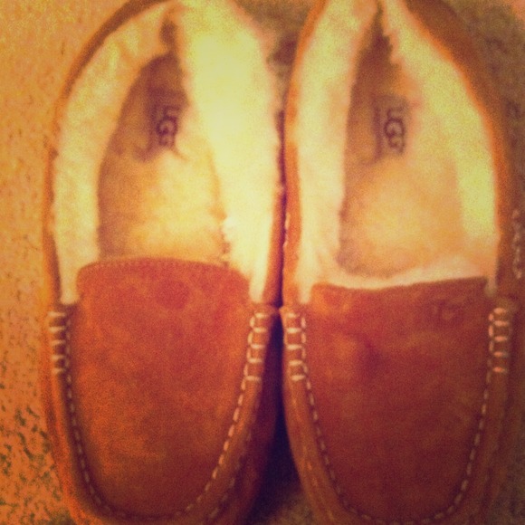 UGG Shoes - ❌SOLD BUNDLE❌UGG tan suede slippers w/ genuine
