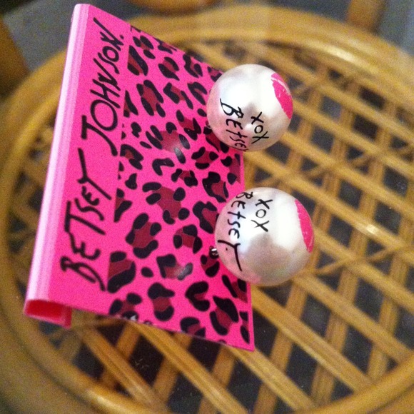 Sealed with a kiss by BJ pearl earrings - Picture 2 of 4