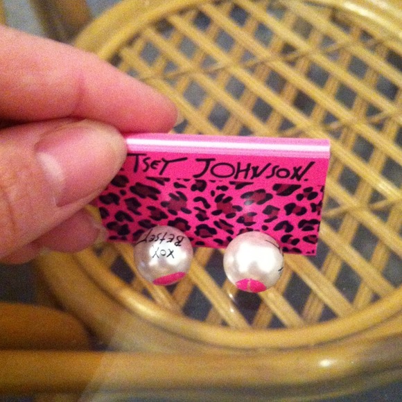 Sealed with a kiss by BJ pearl earrings - Picture 4 of 4