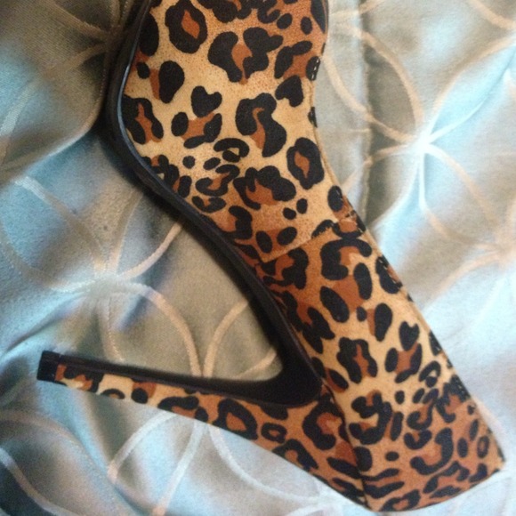 SOLD👠👠👠😭Leopard heels