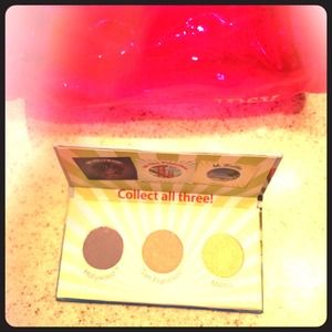 Cosmetic bag with eyeshaadows