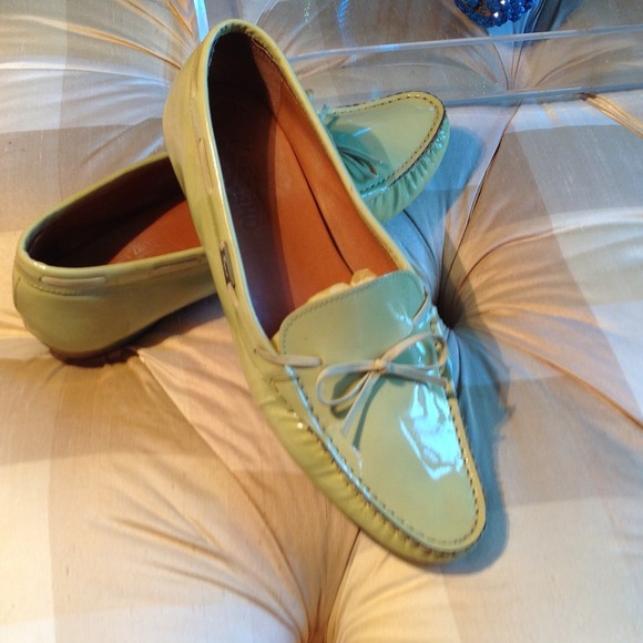 Pale green patent leather driving loafer