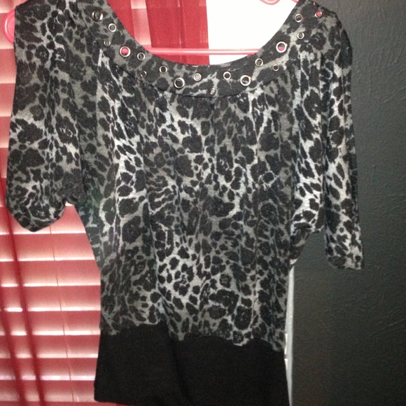 Leapord black and gray top