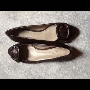 NWOT brown flats with buckle