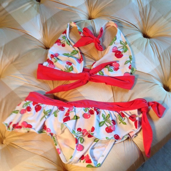 Super cute sassy bikini . Halter top ties in front