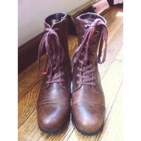 Distressed brown combat boot😋