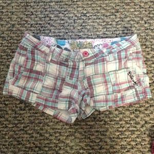 Cute plaid billabong shorts!