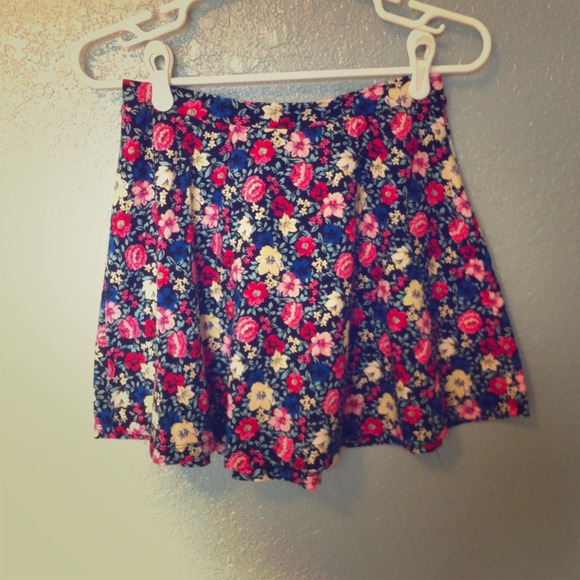 ✨F21 floral skater skirt