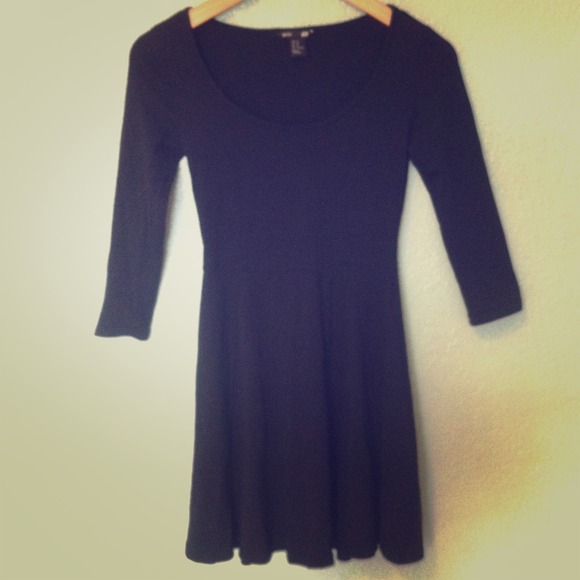 ✨H&M essential black swing dress