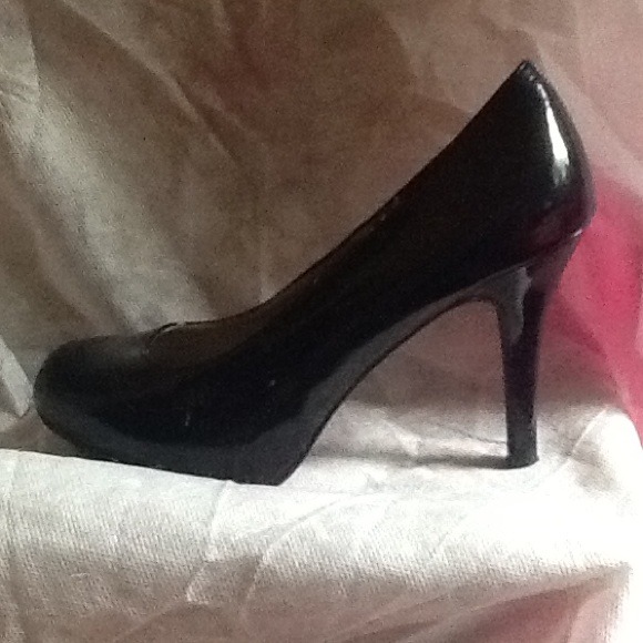 Simple Shiny Patent Black Stilettos - Picture 2 of 4